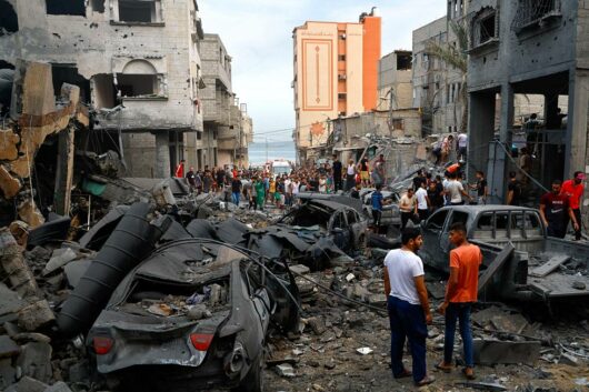 Israelin ilmaiskun jälkeisiä vahinkoja Gazan kaupungissa maanantaina aamulla. KUVA: MOHAMMED SALEM / REUTERS