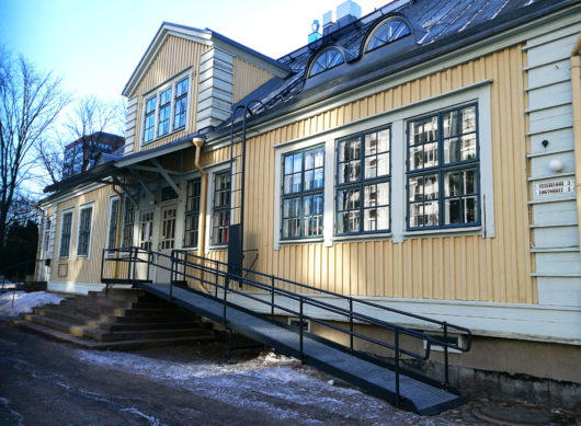 Rauhanaseman saliin vievä kulkuluiska talon Messukeskuksen puoleisella sivulla.
