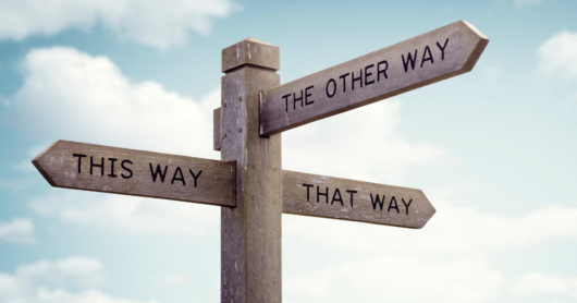 Tienviitta, jonka nuolissa lukee "This way", "That way" ja "The other way".