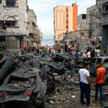 Israelin ilmaiskun jälkeisiä vahinkoja Gazan kaupungissa maanantaina aamulla. KUVA: MOHAMMED SALEM / REUTERS