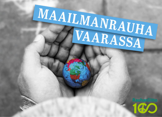 Maailmanrauha vaarassa -tapahtuman kansikuva. Pieni maapallo kämmenten välissä.