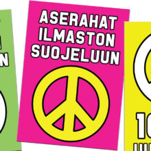 Mielenosoituskyltin grafiikassa on rauhanmerkki ja lukee "Aserahat ilmaston suojeluun"