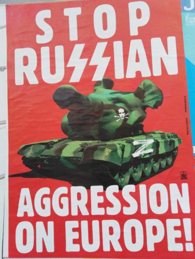 Varsovassa oleva juliste ottaa kantaa Ukrainan sotaan.