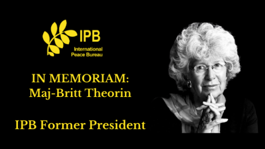 Mustalla pohjalla teksti In Memoriam: Maj-Britt Theorin ja hänen kuvansa.