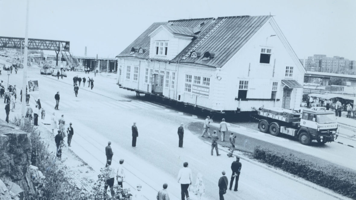 Pasilan vanhaa, puista rautatieasemaa eli nykyistä Rauhanasemaa siirretään kokonaisena