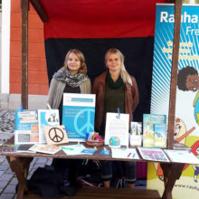 Rauhankoulun ja Sadankomitean pöydänpitäjät infopöydän takana Mahdollisuuksien torilla