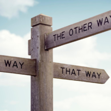 Tienviitta, jonka nuolissa lukee "This way", "That way" ja "The other way".